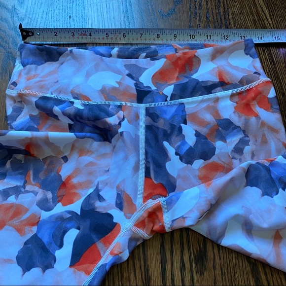 ๐๐ปโโ๏ธ Fabletics Mid-Rise Printed PowerHold Capri - Picture 5 of 7